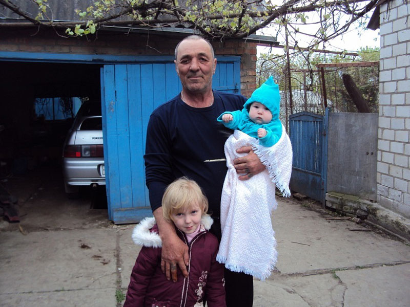 Михаил Николаевич Ефремов с внучками Соней и Алиной