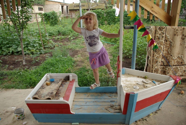 Вместо песочницы дедушка построил внучке игрушечную лодку